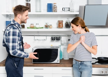 Mikrodalga Servis Fiyatları – Onarım Mı Değişim Mi? Hangisi Avantajlı?