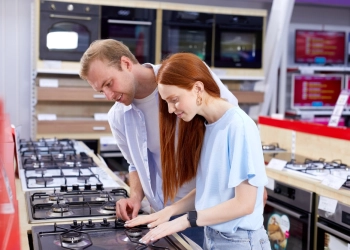 Teşhir Ürünü Alınır mı? Bütçe Dostu Alışverişin Riskleri ve Fırsatları